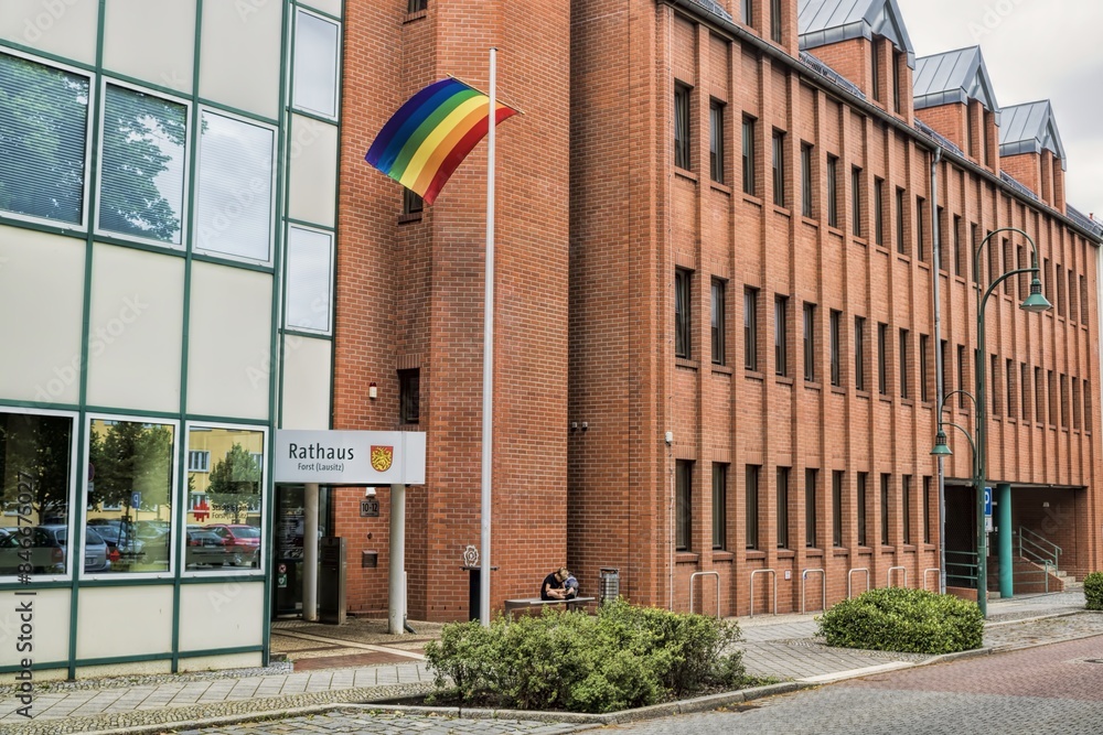 forst, deutschland - rathaus mit regenbogenfahne