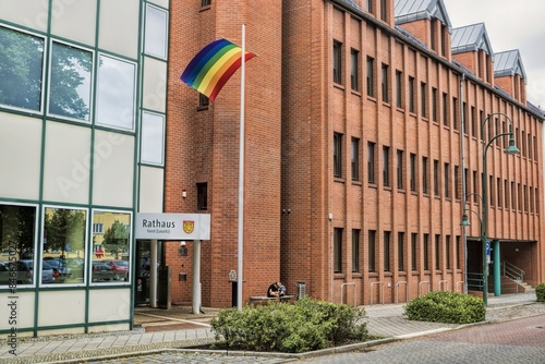 Obraz na płótnie forst, deutschland - rathaus mit regenbogenfahne w salonie
