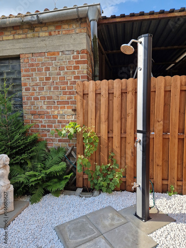 Gartendusche Solar vor Holzzaun für den Sommer
