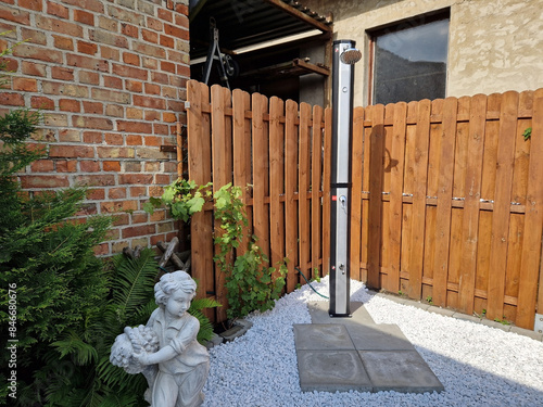 Gartendusche Solar vor Holzzaun für den Sommer