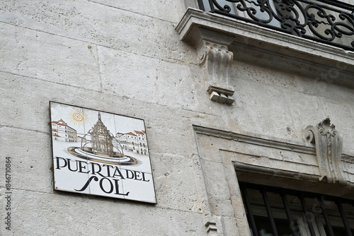 Plaque de rue en faïence indiquant la Puerta del Sol sur un mur en gros plan