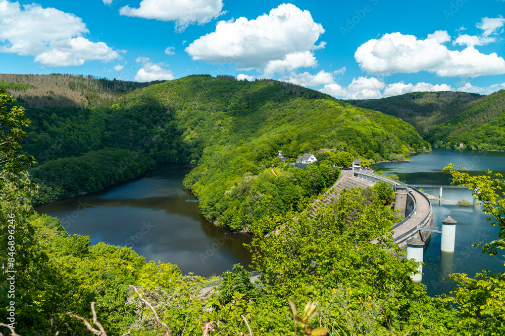 Blick auf die Urfttalsperre mit Obersee vom Rursee und Urft im Nationalpark Eifel im Sommer Blick auf die Urfttalsperre mit Obersee vom Rursee und Urft im Nationalpark Eifel im Sommer