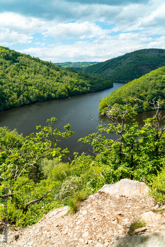 Fototapeta premium Urft Rursee Obersee im Nationalpark Eifel im Sommer - Rurschleife Urftschleife