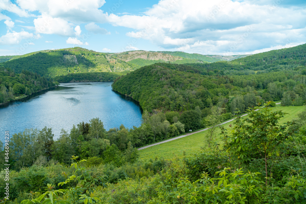 Obraz premium Der Obersee des Rursees in der Eifel im Sommer in der Nähe Rurberg