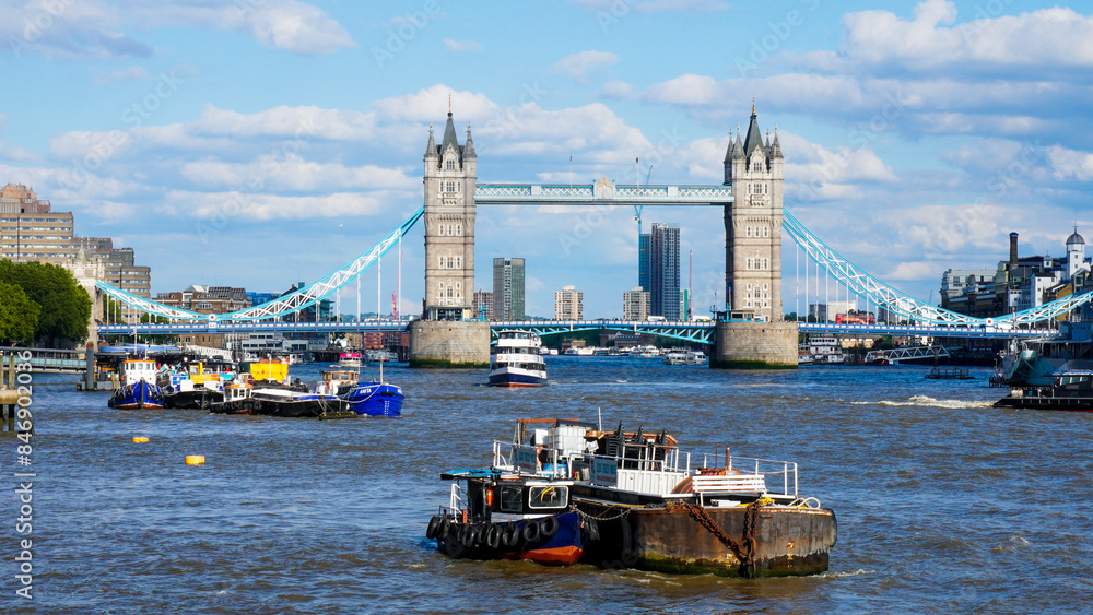 Obraz premium London Bridge on the thames river in London