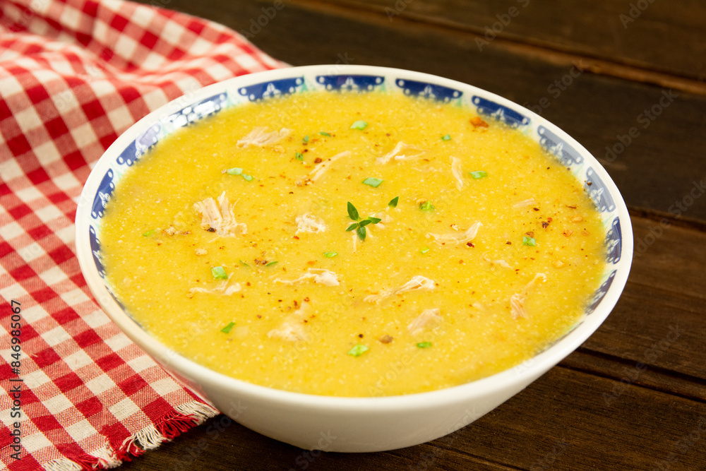 Caldo de mandioca com frango desfiado, ervas frescas e pimenta calabresa Caldo de mandioca com frango desfiado, ervas frescas e pimenta calabresa