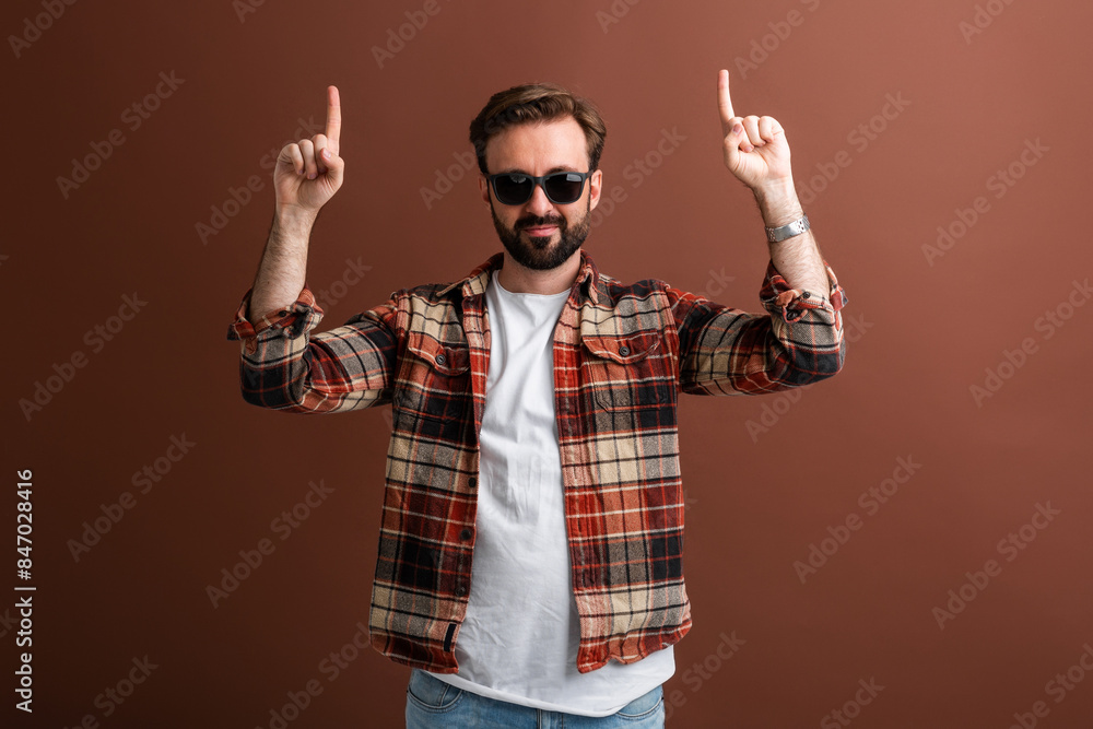 Naklejka premium handsome man on brown background