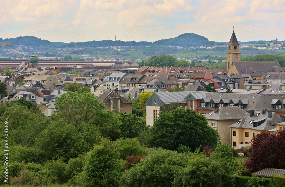Blick auf den Ort Schifflange (Schifflingen) im Kanton Esch an der Alzette in Luxemburg. Blick auf den Ort Schifflange (Schifflingen) im Kanton Esch an der Alzette in Luxemburg.