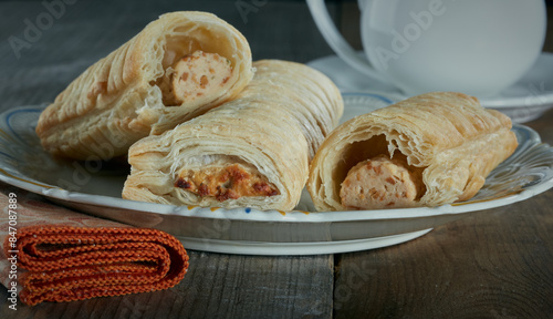 Foto freshly baked vegan sausage rolls with a beverage in the background