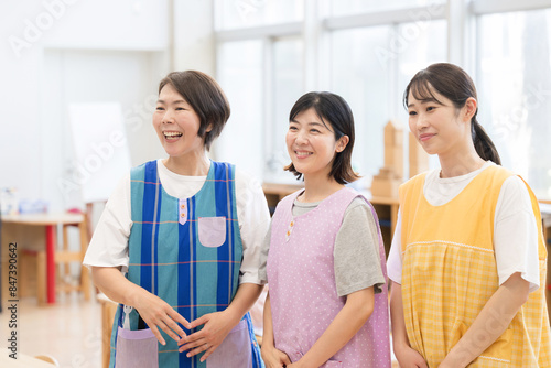 Fotografía 保育園や学童の保育士や先生のイメージ　若い先生とベテラン先生の複数