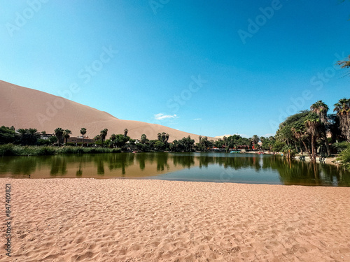 oasis en el decierto de huacachina en peru 