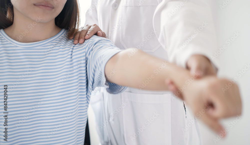 Female physiotherapists provide physical assistance to patients with shoulder injuries massaging their shoulders for muscle recovery in the rehabilitation center. Physiotherapy concepts Female physiotherapists provide physical assistance to patients with shoulder injuries massaging their shoulders for muscle recovery in the rehabilitation center. Physiotherapy concepts