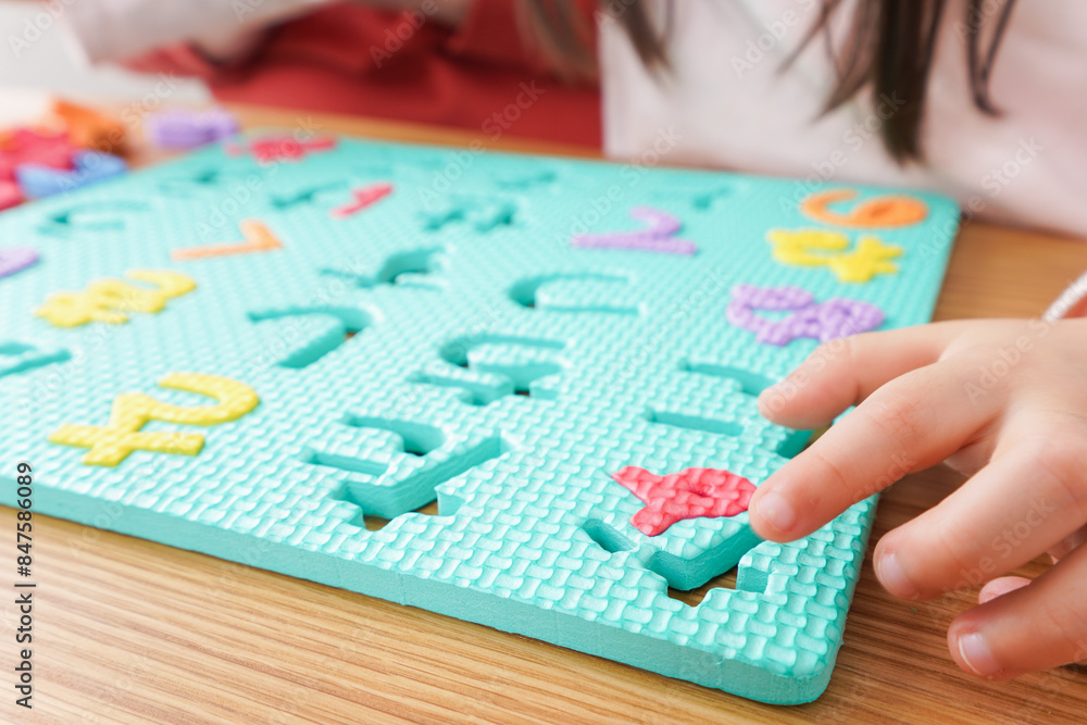 Fototapeta premium 家で勉強をする親子