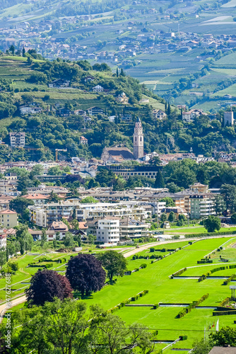 Meran, Altstadt, St. Nikolaus, Pfarrkirche, Tappeiner Promenade, Spazierweg, Aussicht, Dorf Tirol, Passer, Passeiertal, Palmen, Weinberge, Rennbahn, Vinschgau, Südtirol, Italien, Frühling, Sommer photo