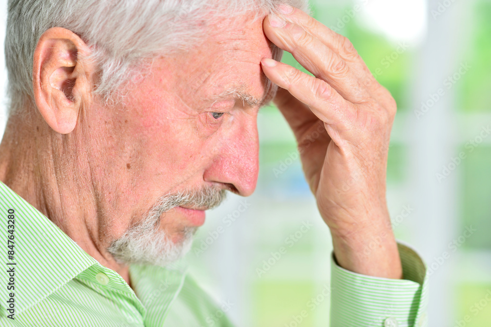 Obraz premium close-up portrait of a senior man thinking about something