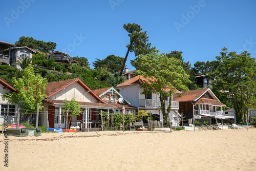 CAP FERRET (Bassin d'Arcachon, France). Maison traditionnelles en bois au bord de la plage