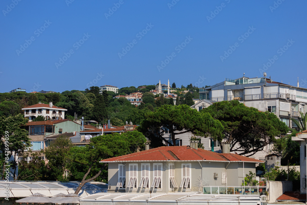 Obraz premium Citycape, View of the Bosphorus in Istanbul city on sunny summer day, in a public place.