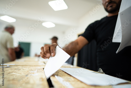 Foto Person votes during elections