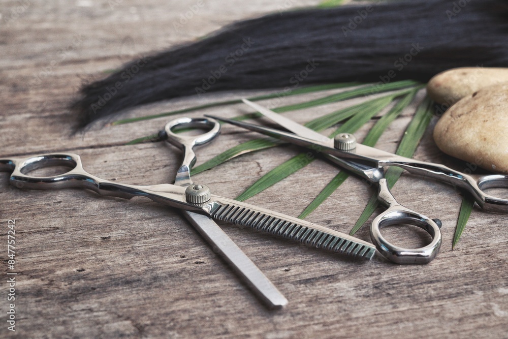 Obraz premium Hair cutting shears on wood background
