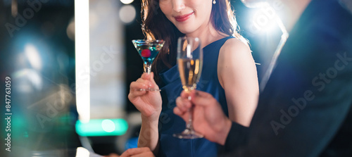 Bild auf Leinwand バーでお酒を飲む若い男女
