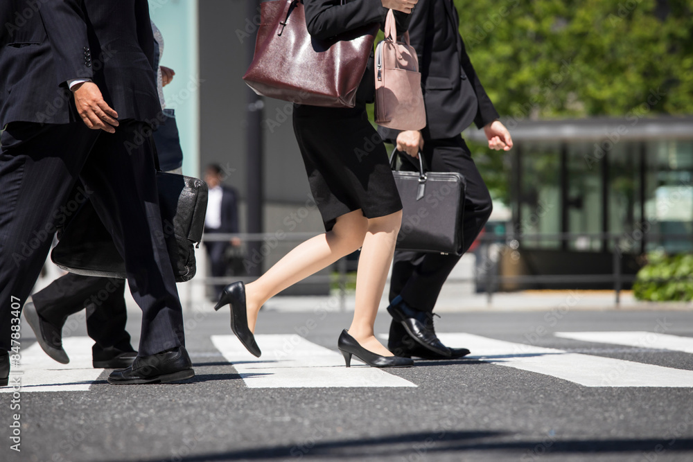 横断歩道を渡るスーツの女性の足元 横断歩道を渡るスーツの女性の足元
