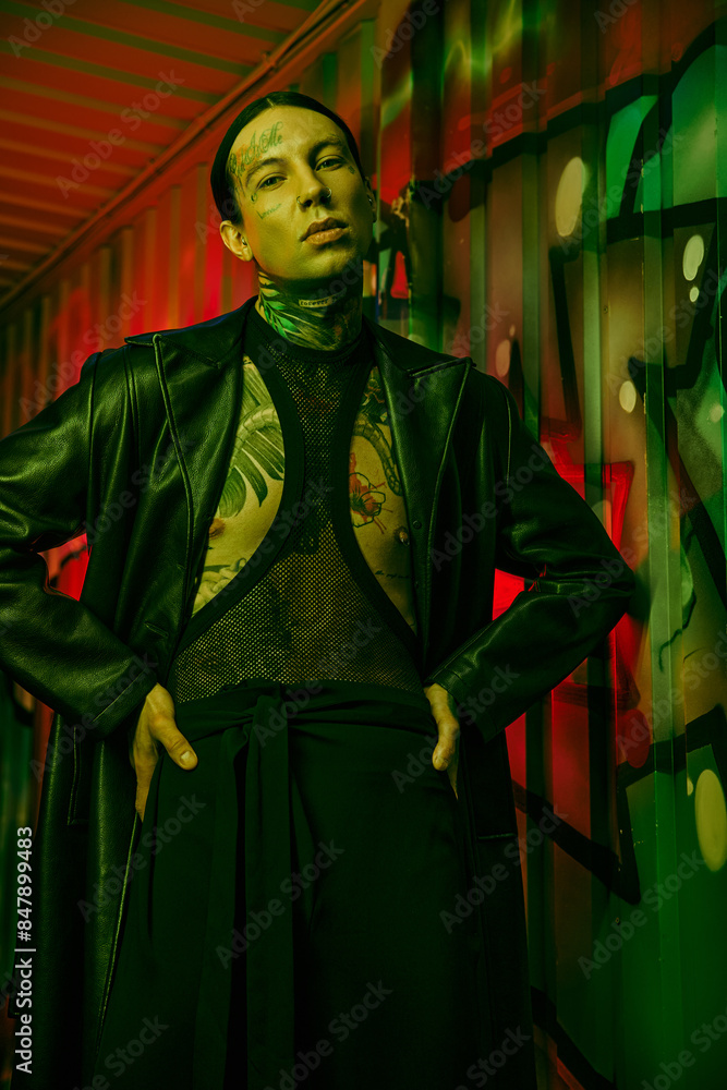 Naklejka premium A man dressed in a black jacket and tie standing in front of a wall