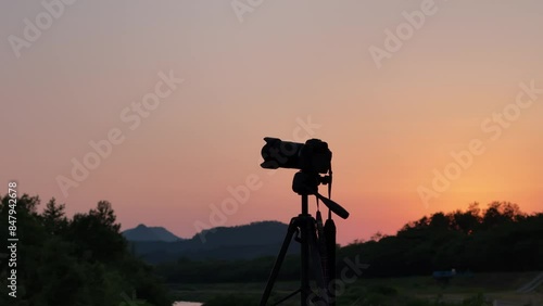 一眼カメラ　シルエット　イメージ　夕焼け空　風景