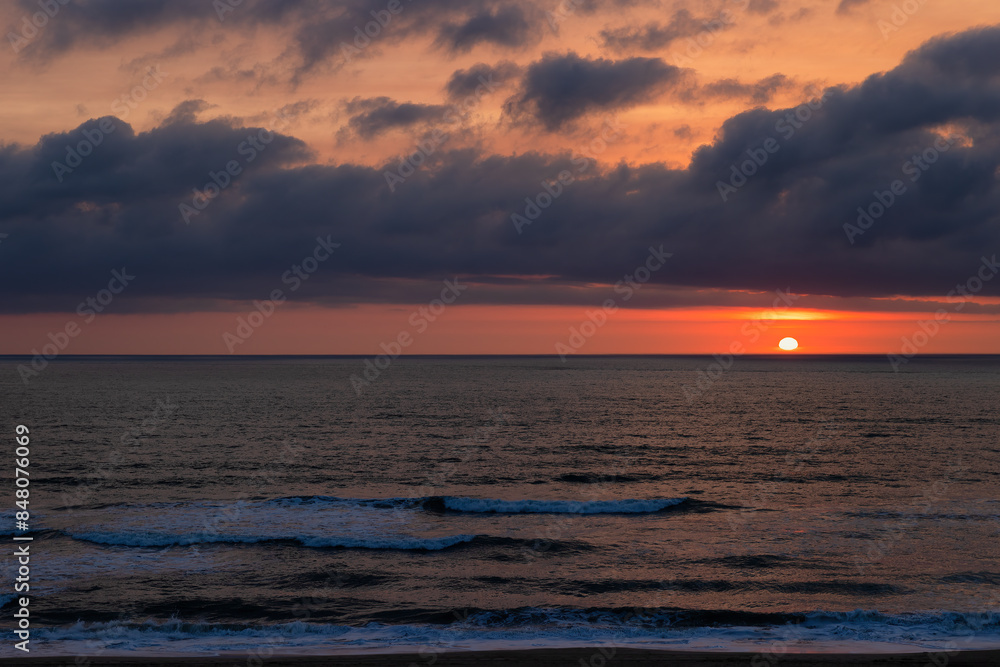 Naklejka premium Sunrising at Nags Head beach in Outer Banks, North Carolina, USA