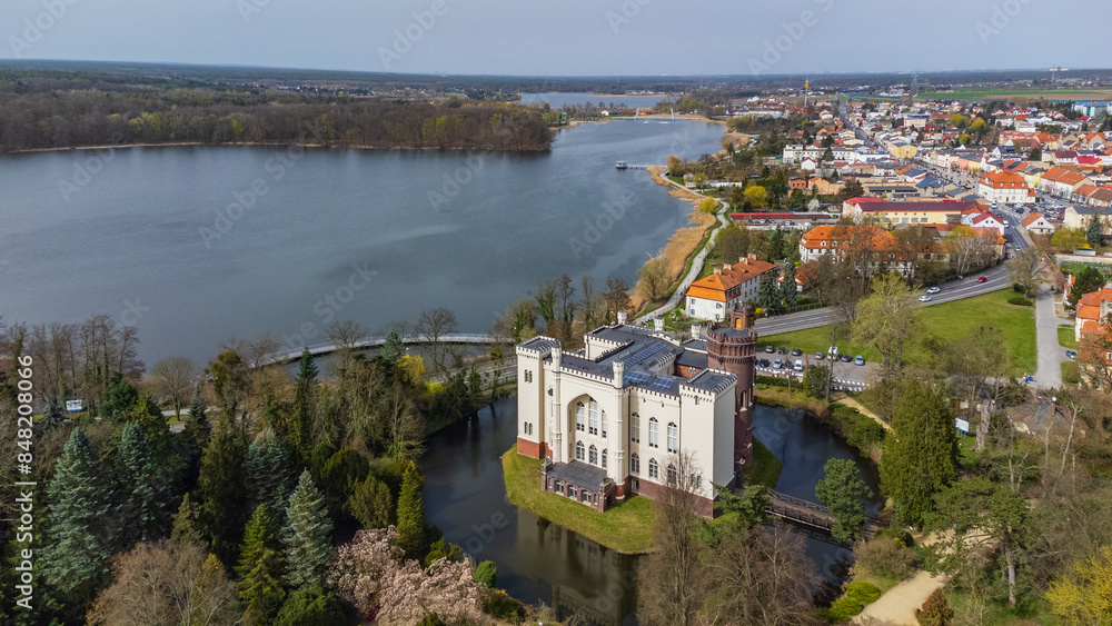 Zamek w Kórniku i jezioro kórnickie - widok z drona.