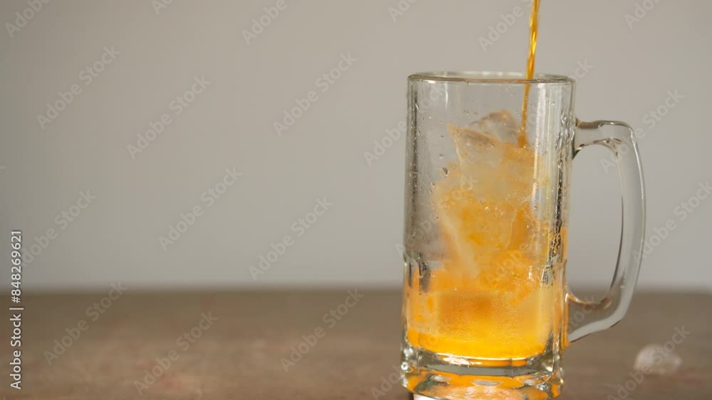 tarro con cubos de hielo con bebida sabor naranja refresco de naranja jugo liquido fresco coctel de sabor con espacio para copiar sirviendo bebida deliciosa