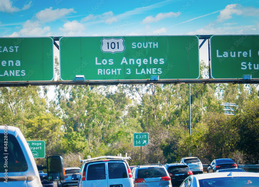 101 freeway sign over passing cars in Los Angeles