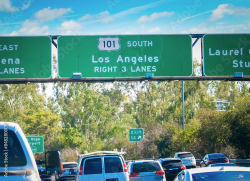 Obraz na płótnie 101 freeway sign over passing cars in Los Angeles w salonie