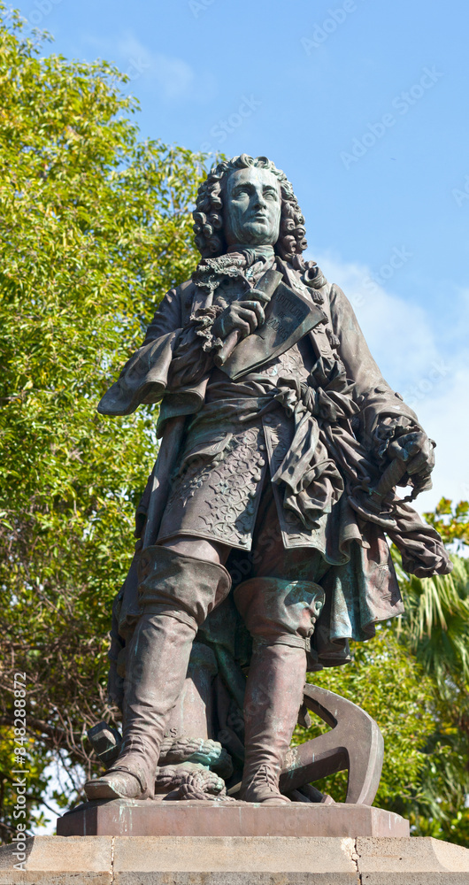Fototapeta premium Statue of Mahé de La Bourdonnais in Saint-Denis De La Reunion