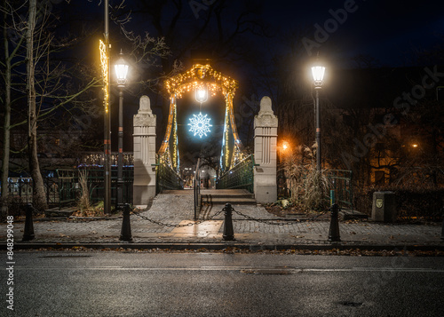 iluminacje świąteczne na Moście Groszowym w Opolu w nocy na ulicy photo