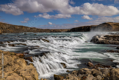 Wasserfall auf Island vor bewölktem Himmel