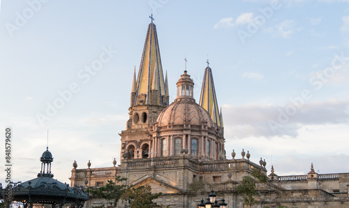 Vista de la catedral de Guadalajara, México, desde la plaza principal.