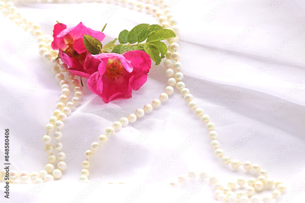 Zarte Nahaufnahme von einem Brautkleid mit Rosen und Perlen Zarte Nahaufnahme von einem Brautkleid mit Rosen und Perlen