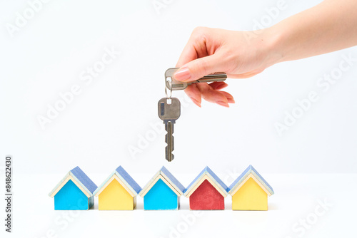 住宅の鍵を持つ女性の手元 © maru54