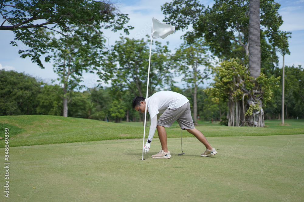 Obraz premium Asian man enjoy playing golf.