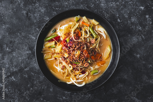 Obraz na plátne vegetarian rice noodle ramen with mixed veggies and fried shallots