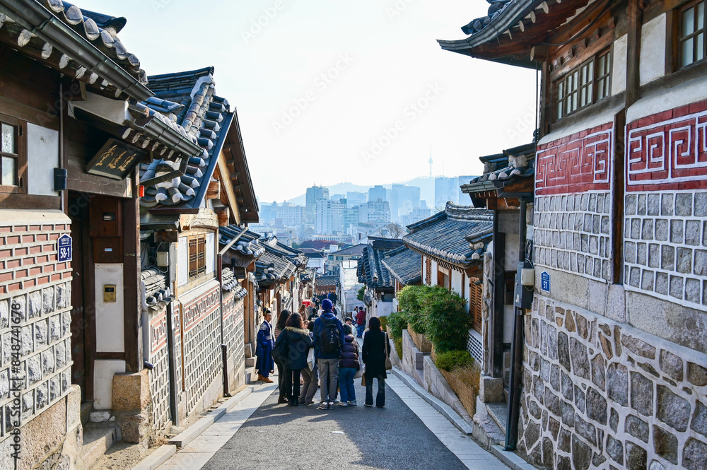 Fototapeta premium Seoul, South Korea - NOV 03, 2023: Bukchon Hanok Village