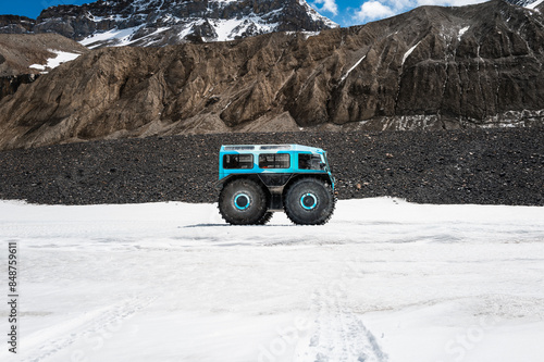 Fahrzeug auf Columbia Icefield: Abenteuerliches Erkunden des kanadischen Gletschers