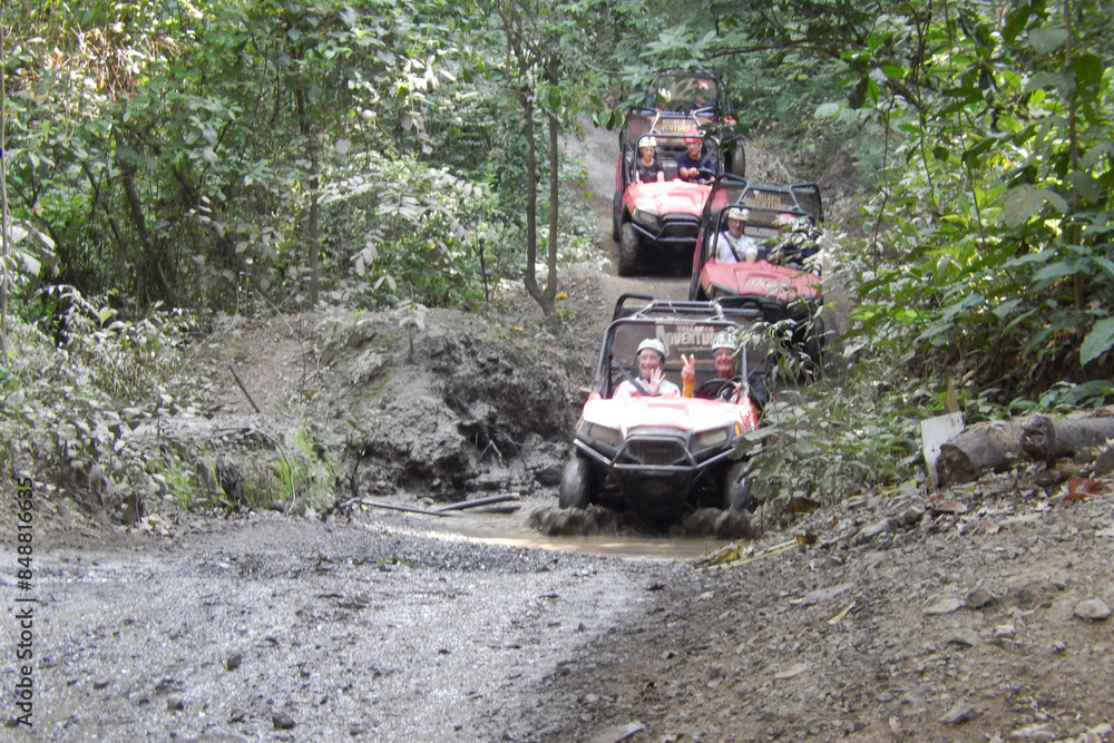 Autos polaris cruzando un río en el bosque Autos polaris cruzando un río en el bosque