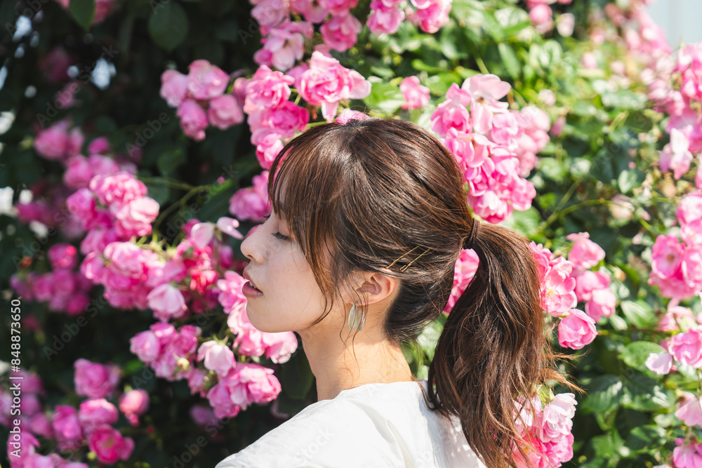 Naklejka premium バラ園にいる女性
