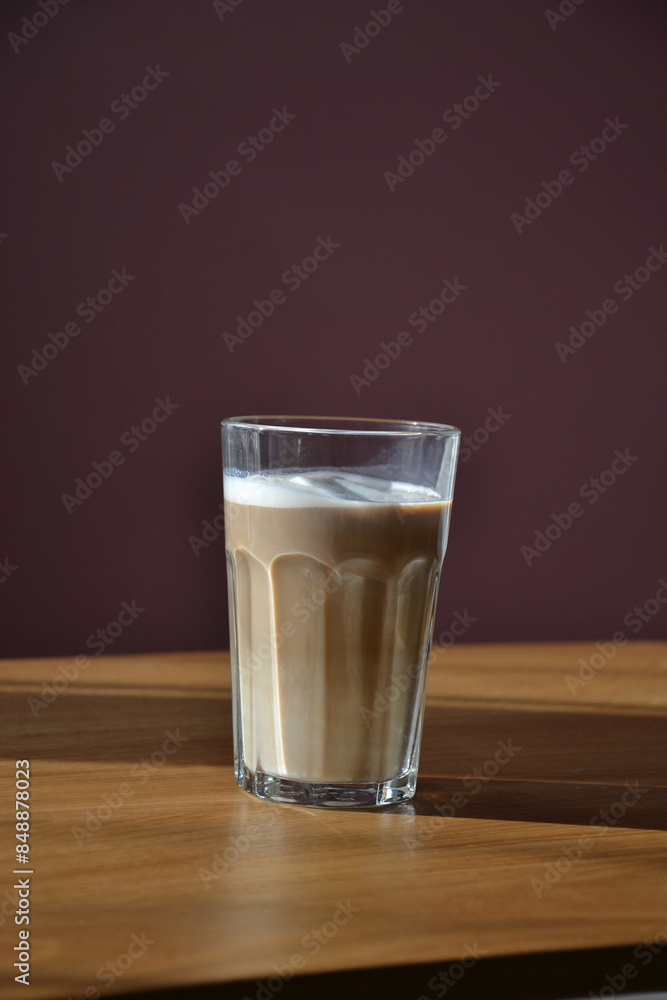 Kawa na drewnianym blacie stoliku o poranku Kawa na drewnianym blacie stoliku o poranku