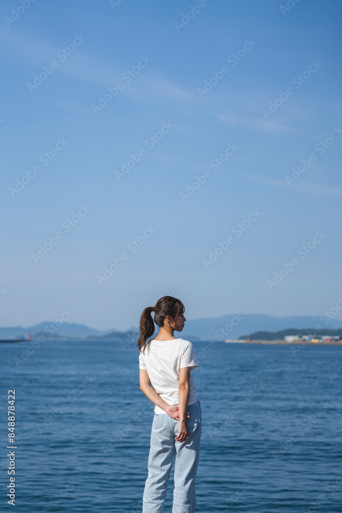 海にいる女性