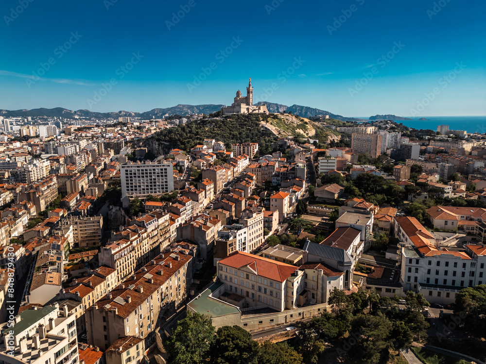 Obraz premium View on Marseille and Basilika Notre-Dame de la Garde