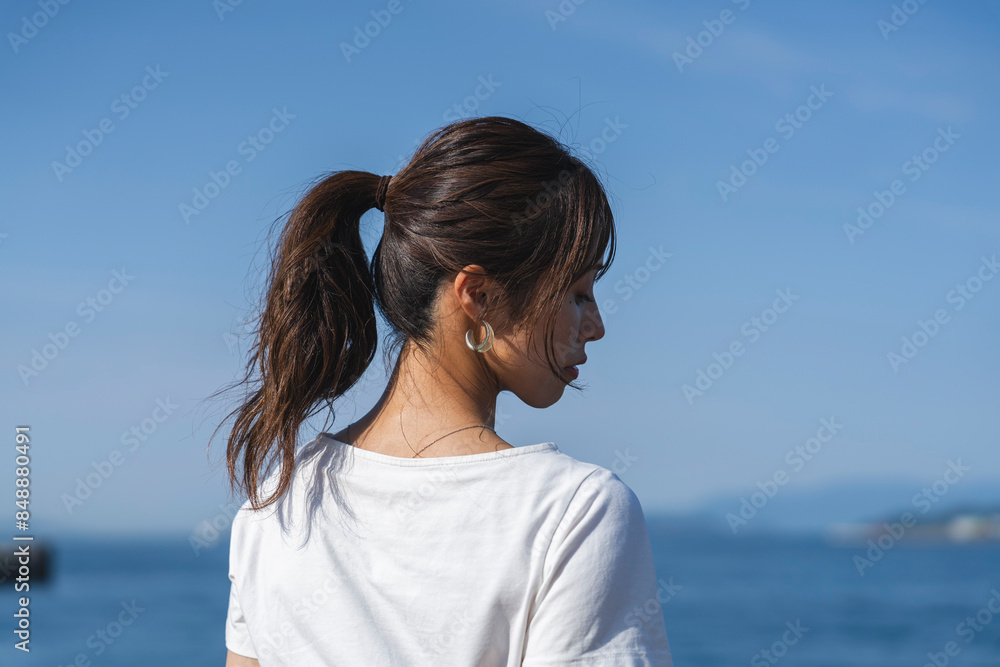 海にいる女性 海にいる女性