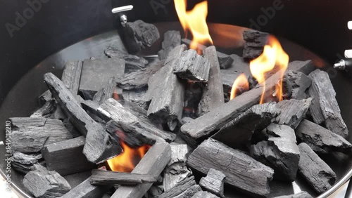 allumage d'un barbecue au charbon e bois photo