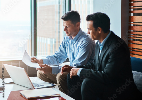 Foto Office, teamwork and businessmen with paperwork for reading, case planning and brainstorming